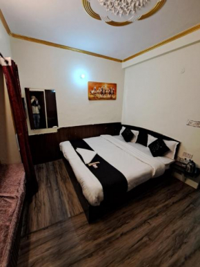 Hotel Chandra Aditya 1 KM from lake
